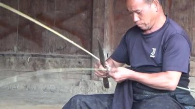 28 Ekim 2025. Mu Cang Chai, Yen Bai, Vietnam. İnsanlar sepet örmek için bambu yontuyor.