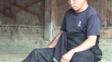 28 Ekim 2025. Mu Cang Chai, Yen Bai, Vietnam. İnsanlar sepet örmek için bambu yontuyor.