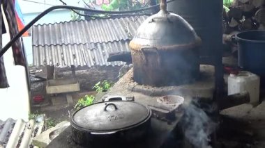 Dağ çiftçileri mısır alkolü pişirir