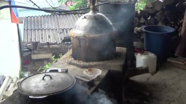 Dağ çiftçileri mısır alkolü pişirir