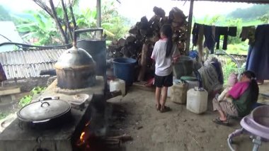 Dağ çiftçileri mısır alkolü pişirir