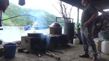 Dağ çiftçileri mısır alkolü pişirir