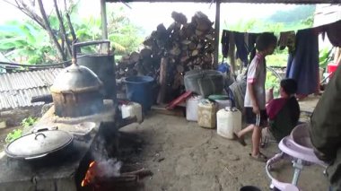 Dağ çiftçileri mısır alkolü pişirir