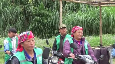 28 Ekim 2025. Mu Cang Chai, Yen Bai, Vietnam. Piyasadaki etnik azınlık insanları