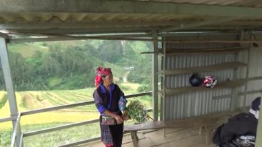 28 Ekim 2025. Mu Cang Chai, Yen Bai, Vietnam. Piyasadaki etnik azınlık insanları