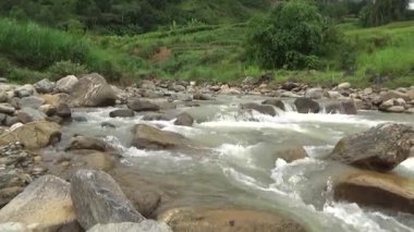 Bir sürü büyük kayası olan bir dere.