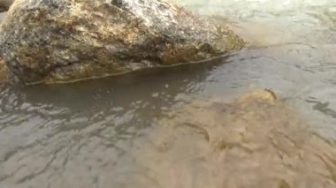 Bir sürü büyük kayası olan bir dere.