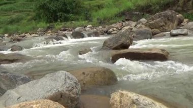 Bir sürü büyük kayası olan bir dere.