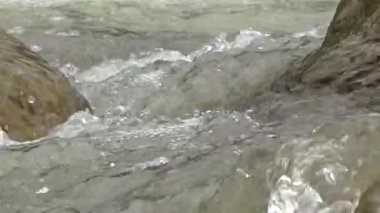 Bir sürü büyük kayası olan bir dere.