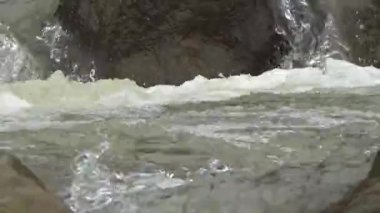 Bir sürü büyük kayası olan bir dere.