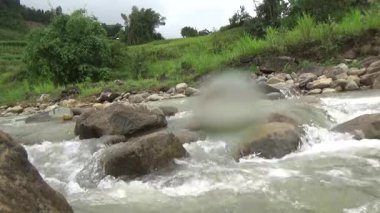 Bir sürü büyük kayası olan bir dere.