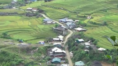 Vietnam dağlarındaki köy.