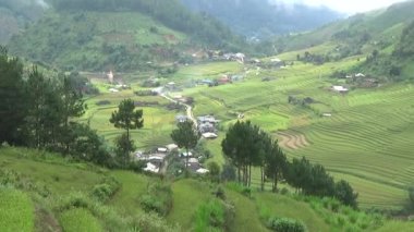 Vietnam dağlarındaki köy.
