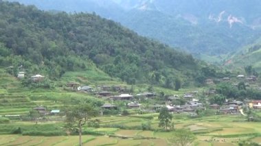 Vietnam dağlarındaki köy.