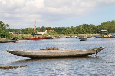 16 Eylül 2025. Pha Tam Giang, Hue, Vietnam. Doğal bir nehirde tekne gezisi. Balıkçılar teknede balık, karides, midye ızgara yapar.