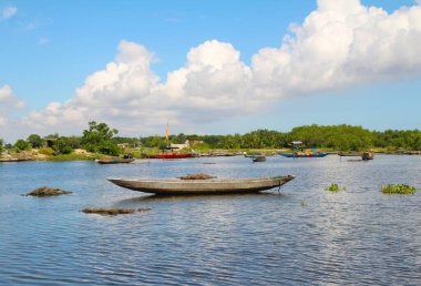 16 Eylül 2025. Pha Tam Giang, Hue, Vietnam. Doğal bir nehirde tekne gezisi. Balıkçılar teknede balık, karides, midye ızgara yapar.