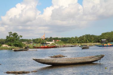 16 Eylül 2025. Pha Tam Giang, Hue, Vietnam. Doğal bir nehirde tekne gezisi. Balıkçılar teknede balık, karides, midye ızgara yapar.