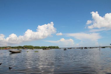 16 Eylül 2025. Pha Tam Giang, Hue, Vietnam. Doğal bir nehirde tekne gezisi. Balıkçılar teknede balık, karides, midye ızgara yapar.