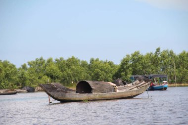 16 Eylül 2025. Pha Tam Giang, Hue, Vietnam. Doğal bir nehirde tekne gezisi. Balıkçılar teknede balık, karides, midye ızgara yapar.