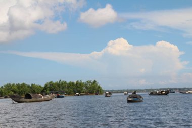16 Eylül 2025. Pha Tam Giang, Hue, Vietnam. Doğal bir nehirde tekne gezisi. Balıkçılar teknede balık, karides, midye ızgara yapar.