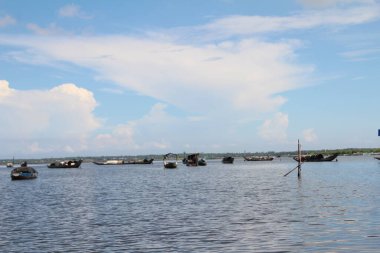 16 Eylül 2025. Pha Tam Giang, Hue, Vietnam. Doğal bir nehirde tekne gezisi. Balıkçılar teknede balık, karides, midye ızgara yapar.