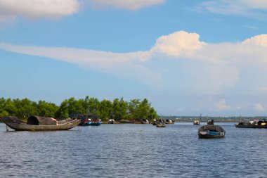 16 Eylül 2025. Pha Tam Giang, Hue, Vietnam. Doğal bir nehirde tekne gezisi. Balıkçılar teknede balık, karides, midye ızgara yapar.