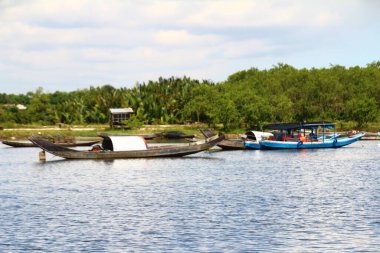16 Eylül 2025. Pha Tam Giang, Hue, Vietnam. Doğal bir nehirde tekne gezisi. Balıkçılar teknede balık, karides, midye ızgara yapar.