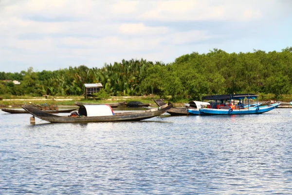 16 Eylül 2025. Pha Tam Giang, Hue, Vietnam. Doğal bir nehirde tekne gezisi. Balıkçılar teknede balık, karides, midye ızgara yapar.