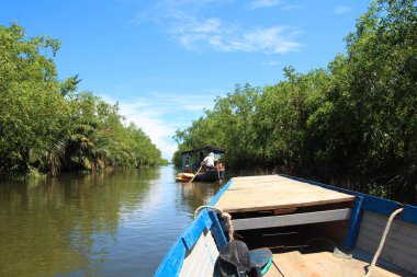 16 Eylül 2025. Pha Tam Giang, Hue, Vietnam. Doğal bir nehirde tekne gezisi. Balıkçılar teknede balık, karides, midye ızgara yapar.