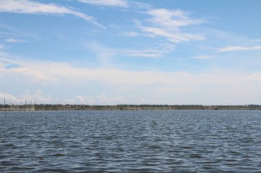 16 Eylül 2025. Pha Tam Giang, Hue, Vietnam. Doğal bir nehirde tekne gezisi. Balıkçılar teknede balık, karides, midye ızgara yapar.