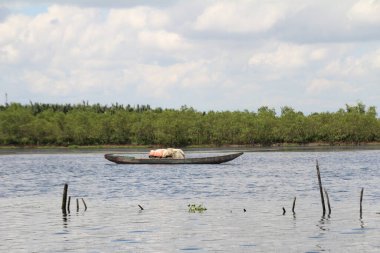 16 Eylül 2025. Pha Tam Giang, Hue, Vietnam. Doğal bir nehirde tekne gezisi. Balıkçılar teknede balık, karides, midye ızgara yapar.