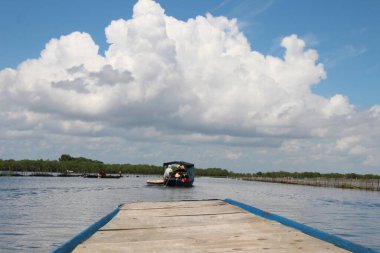 16 Eylül 2025. Pha Tam Giang, Hue, Vietnam. Doğal bir nehirde tekne gezisi. Balıkçılar teknede balık, karides, midye ızgara yapar.