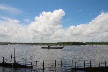 16 Eylül 2025. Pha Tam Giang, Hue, Vietnam. Doğal bir nehirde tekne gezisi. Balıkçılar teknede balık, karides, midye ızgara yapar.