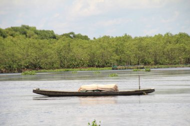 16 Eylül 2025. Pha Tam Giang, Hue, Vietnam. Doğal bir nehirde tekne gezisi. Balıkçılar teknede balık, karides, midye ızgara yapar.
