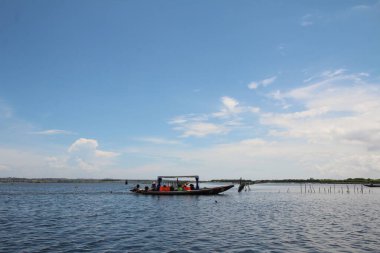 16 Eylül 2025. Pha Tam Giang, Hue, Vietnam. Doğal bir nehirde tekne gezisi. Balıkçılar teknede balık, karides, midye ızgara yapar.