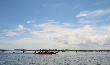 16 Eylül 2025. Pha Tam Giang, Hue, Vietnam. Doğal bir nehirde tekne gezisi. Balıkçılar teknede balık, karides, midye ızgara yapar.