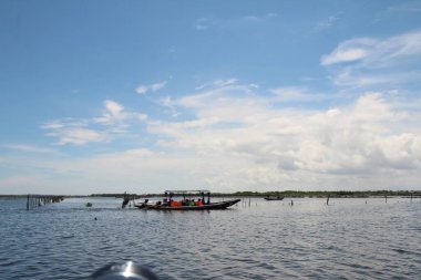 16 Eylül 2025. Pha Tam Giang, Hue, Vietnam. Doğal bir nehirde tekne gezisi. Balıkçılar teknede balık, karides, midye ızgara yapar.