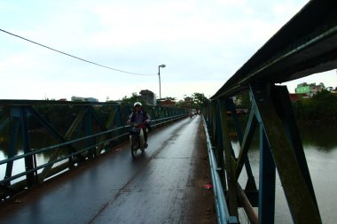 16 Eylül 2025. Hue, Vietnam. Vietnam 'da nehir üzerinde köprü.