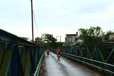 16 Eylül 2025. Hue, Vietnam. Vietnam 'da nehir üzerinde köprü.