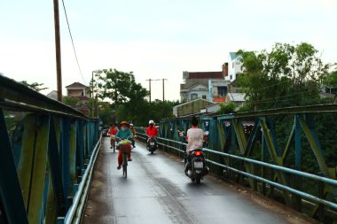 16 Eylül 2025. Hue, Vietnam. Vietnam 'da nehir üzerinde köprü.