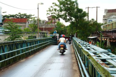 16 Eylül 2025. Hue, Vietnam. Vietnam 'da nehir üzerinde köprü.