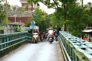 16 Eylül 2025. Hue, Vietnam. Vietnam 'da nehir üzerinde köprü.