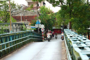 16 Eylül 2025. Hue, Vietnam. Vietnam 'da nehir üzerinde köprü.