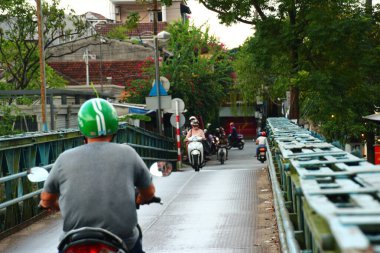 16 Eylül 2025. Hue, Vietnam. Vietnam 'da nehir üzerinde köprü.