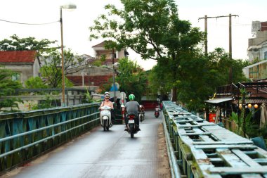 16 Eylül 2025. Hue, Vietnam. Vietnam 'da nehir üzerinde köprü.