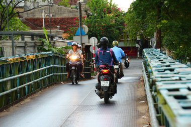 16 Eylül 2025. Hue, Vietnam. Vietnam 'da nehir üzerinde köprü.