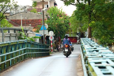 16 Eylül 2025. Hue, Vietnam. Vietnam 'da nehir üzerinde köprü.