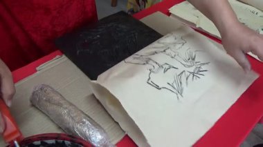 Asyalı sanatçılar geleneksel tablolar bastırdı