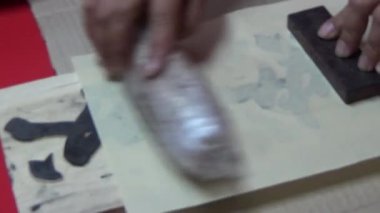 Asyalı sanatçılar geleneksel tablolar bastırdı