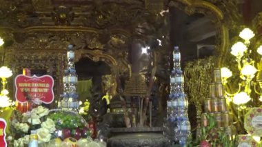 1 Ocak 2026. Hong Bang, Hai Phong, Vietnam. Asya 'da bir tapınağa katılan insanlar. Asya 'da geleneksel bir tapınak sahnesi